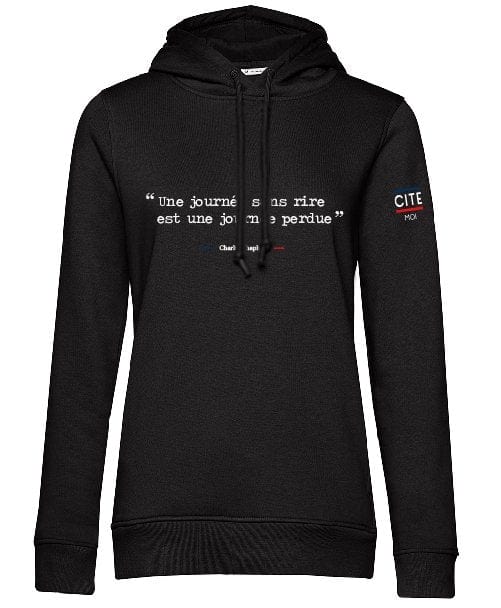 Sweat femme noir en coton bio de la marque cite moi avec écrit dessus la citation de Charlie Chaplin : une journée sans rire est une journée perdue