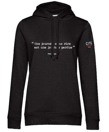 Sweat femme noir en coton bio de la marque cite moi avec écrit dessus la citation de Charlie Chaplin : une journée sans rire est une journée perdue