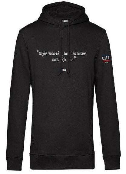 Sweat homme noir en coton bio de la marque cite moi avec écrit dessus la citation d'Oscar Wilde : Soyez vous même, tous les autres sont déjà pris