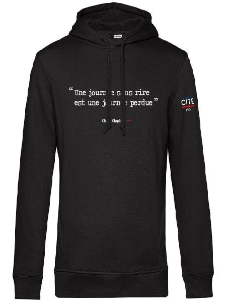 Sweat homme noir en coton bio de la marque cite moi avec écrit dessus la citation de Charlie Chaplin : une journée sans rire est une journée perdue