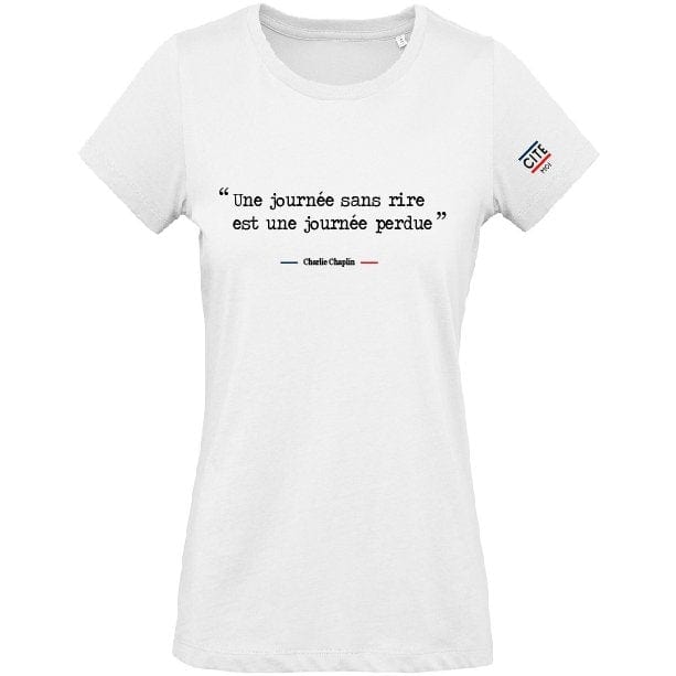 T-shirt femme blanc en coton bio de la marque cite moi avec écrit dessus la citation de Charlie Chaplin : une journée sans rire est une journée perdue