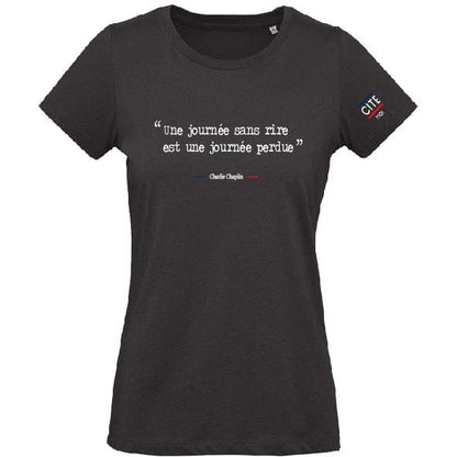 T-shirt femme noir en coton bio de la marque cite moi avec écrit dessus la citation de Charlie Chaplin : une journée sans rire est une journée perdue