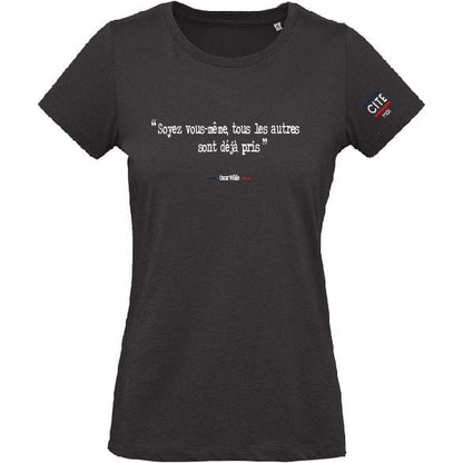 T-shirt femme noir en coton bio de la marque cite moi avec écrit dessus la citation d'Oscar Wilde : Soyez vous même, tous les autres sont déjà pris