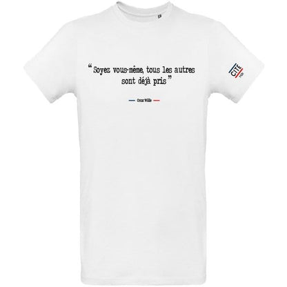T-shirt homme blanc en coton bio de la marque cite moi avec écrit dessus la citation d'Oscar Wilde : Soyez vous même, tous les autres sont déjà pris