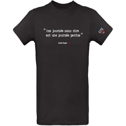 T-shirt homme noir en coton bio de la marque cite moi avec écrit dessus la citation de Charlie Chaplin : une journée sans rire est une journée perdue