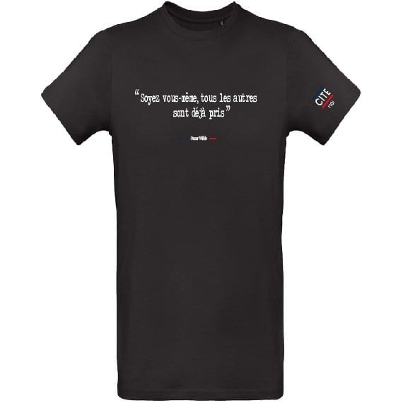 T-shirt homme noir en coton bio de la marque cite moi avec écrit dessus la citation d'Oscar Wilde : Soyez vous même, tous les autres sont déjà pris