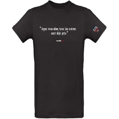 T-shirt homme noir en coton bio de la marque cite moi avec écrit dessus la citation d'Oscar Wilde : Soyez vous même, tous les autres sont déjà pris